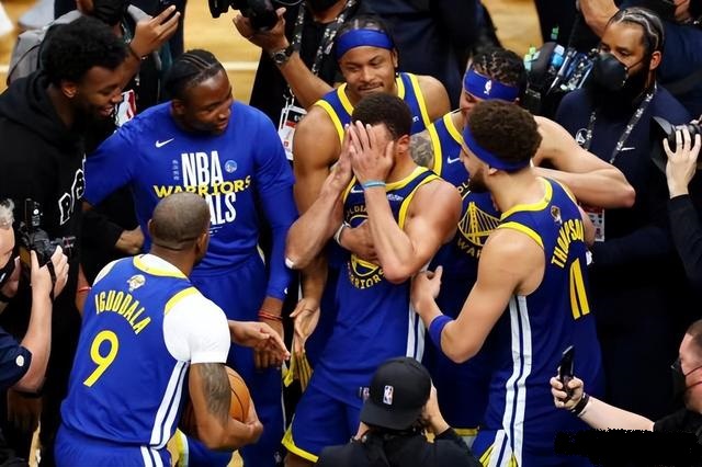 Stephen Curry toteuttaa mestaruusunelmansa jälleen Golden State Warriorsissa